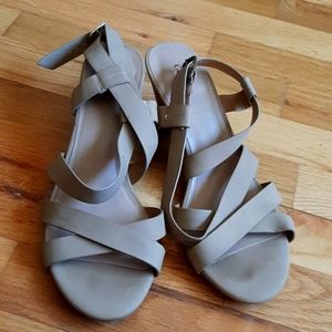 Tan sandle high hells